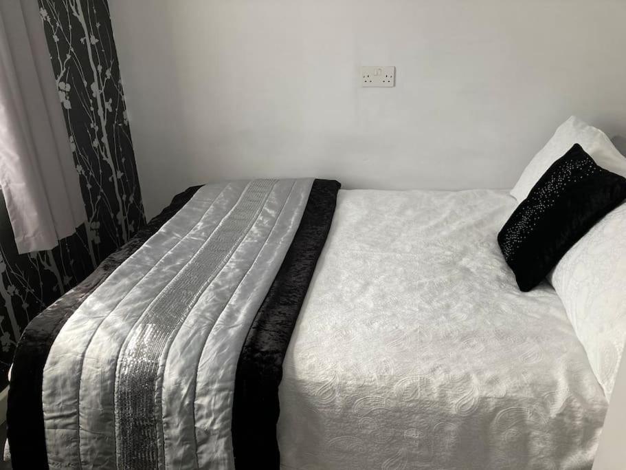 In The Heart Of Chichester Apartment Bagian luar foto